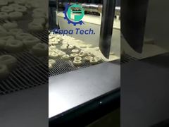 دونات مع آلة طلاء الشوكولاته